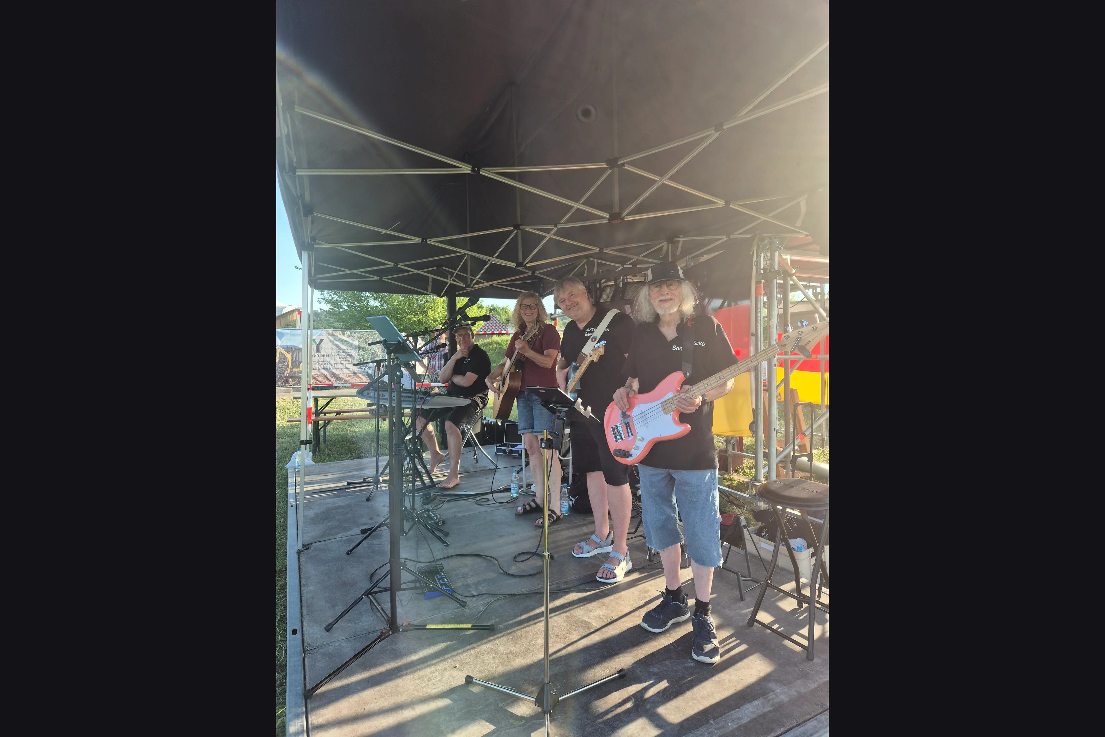 Gesamtbild der Band auf der Outdoor-Bühne