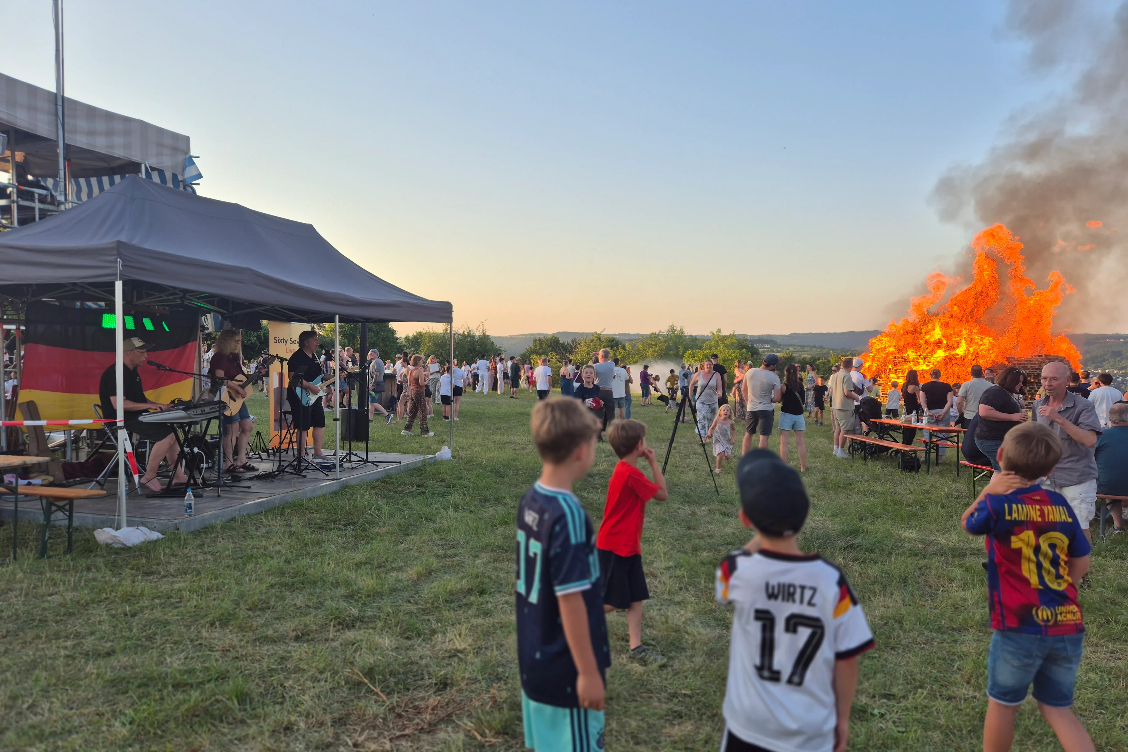Sonnwendfeier mit Band und großem Feuer